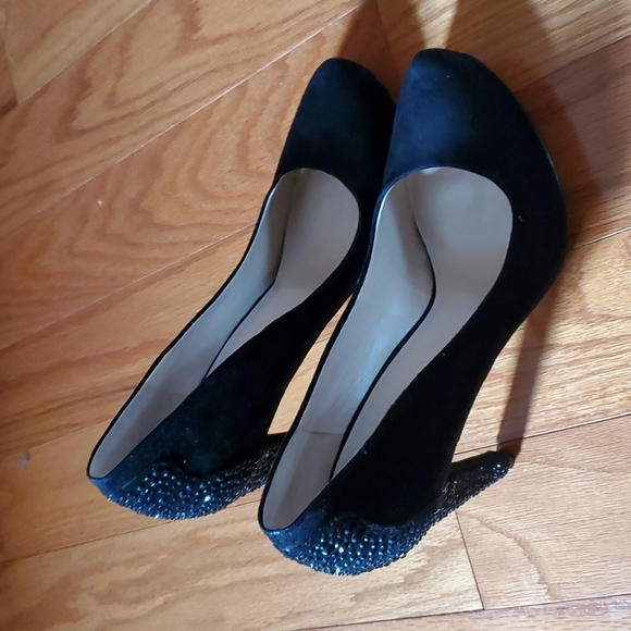 Stunning Nine West dress shoes. Holiday or formal favorite. In black suede. - Picture 2 of 5